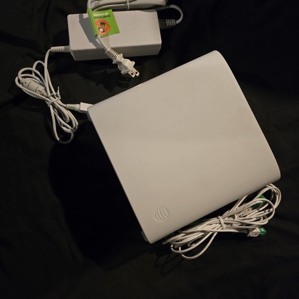 White BGW320 Router with Cables - Picture 8 of 9